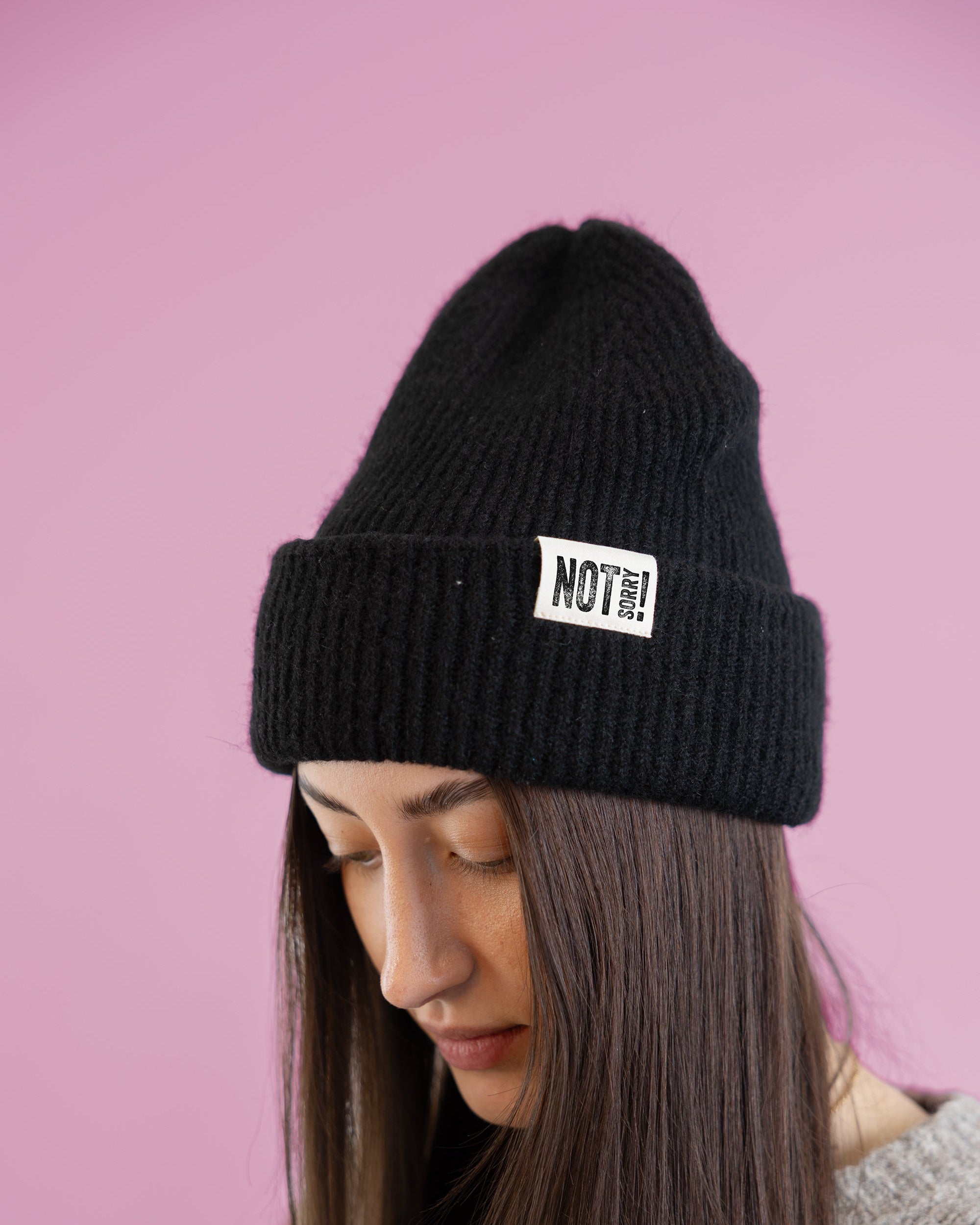 Beanie "NOT Sorry!" mit Label soft-rib